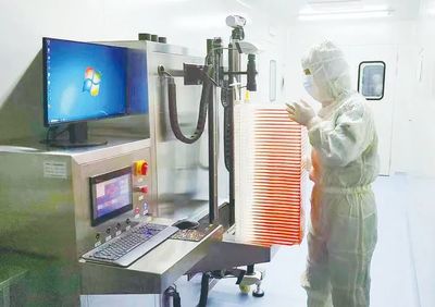 長春生物制品研究所有限責任公司工作人員正在進行研發(fā)工作。