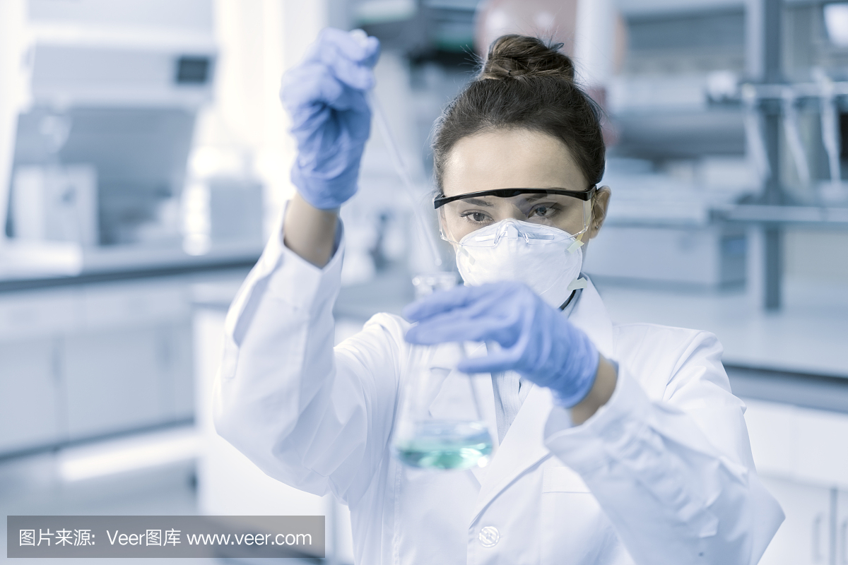 在實驗室工作的年輕女科學(xué)家